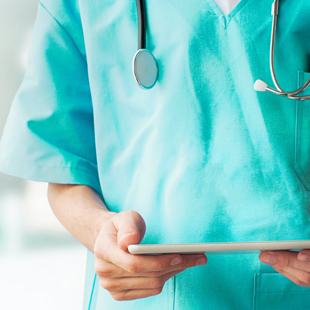 Infirmier utilisant une tablette pour consulter les offres MEDARIS